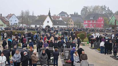 Bild: ü
An Allerheiligen versammeln sich viele Gläubige auf dem Friedhof in Kirchenthumbach.