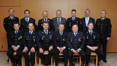 Bild: Hollederer Christine
Die geehrten Feuerwehrleute (sitzend, von links): Michael Schmalzbauer, Thorsten Gradl, Konrad Scharl, Karl-Josef Spieß, Wolfgang Gräml und Thomas Sadlo. Im Hintergrund die Offiziellen.