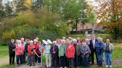 Bild: Stefanie Gradl
Bürgermeister Hans-Martin Schertl (Vierter von rechts) führte die Vilsecker Senioren durch den Kunstpfad in den Vilsauen.