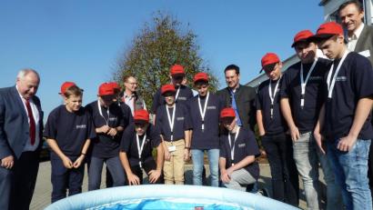 Bild: jua
Im Wasserbecken tummelten sich die solarbetriebenen Katamarane, worauf die Camp-Teilnehmer stolz sein konnten.. VBM-Geschäftsführer Hermann Brandl (links) überzeugte sich von der Funktionsfähigkeit.