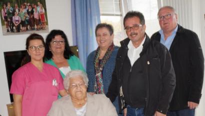 Bild: weu
Bürgermeister Heinz Weigl (rechts) gratulierte zusammen mit Verwaltungsleiterin Michaela Mösbauer (dritte von rechts) und Stellvertretender Pflegedienstleiterin Anneliese Deyerl Kunigunde Dirscherl zum 85. Geburtstag. Auch Sohn Manfred Dirscherl und ihre Enkelin Stephanie Bauer (links) überbrachten Glückwünsche.