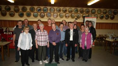 Bild: bjp
Ein gutes Zeichen für Gemeinsinn und Mitmenschlichkeit: 22 ehrenamtlich engagierte Bürger würdigt Bürgermeisterin Carmen Pepiuk (rechts) beim Trabitzer Gemeindeabend in Preißach.