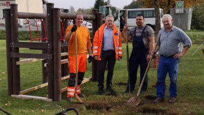 Bild: lep
Der Mehrgenerationenspielplatz in Sassenreuth nimmt Formen an. Darüber freuen sich Reiner Stengel (von links), Bürgermeister Jürgen Kürzinger, Roland Schecklmann und Marktgemeinderat Georg Adelhardt.