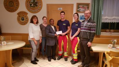 Bild: exb
Pfarrgemeinderatssprecherin Gertraud Heinrich (von links), 2. Sprecherin Magdalena Biehler, Pfarrer Moses Gudapati, First-Responder-Teamleiter Tobias Hirn, Alexandra Baumgärtner und Kirchenpfleger Reinhard Biehler freuen sich.