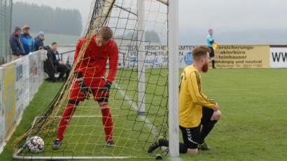 Bild: gb
Torwart Leo Denk holt den Ball aus dem Kasten, Kapitän Bastian Popp kniet neben dem Pfosten: Beim ersten Gegentor waren sich beide nicht einig und der Ball kullerte ins Tor. Am Ende zog der FC Tirschenreuth beim SV Poppenreuth klar mit 1:5 den Kürzeren.