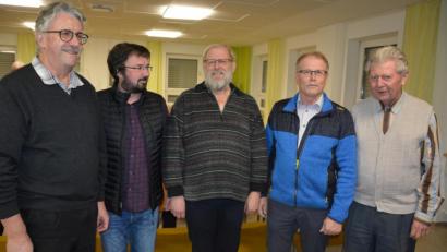 Bild: jr
Mitglieder des Historischen Arbeitskreises Konnersreuth, die bei der Präsentation eigene Aufnahmen aus vergangenen Jahrzehnten zeigten. Mit dabei waren (von links) Reinhard Betzl, Robert Weiß, Pfarrseelsorger Pater Benedikt Leitmayr, Bürgermeister Max Bindl und Kreisheimatpfleger Robert Treml.
