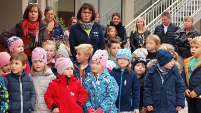 Bild: sön
Von Erzieherin Inge Rogenhofer auf der Gitarre begleitet, sangen die Kinder den Gästen beim Tag der offenen Tür zur Begrüßung ein Lied.