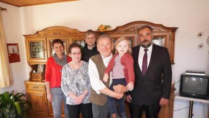 Bild: fvo
Erwin Bock (vorne Mitte) feiert mit Ehefrau Christl (Zweite von links) seinen 85. Geburtstag.