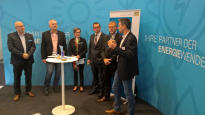 Bild: Regierung der Oberpfalz, den
Matthias Rösch vom etz in Weiden (von links), Krummennaabs Bürgermeister Uli Roth, Sigrun Denner von der Regierung der Oberpfalz, Armin Dirschl (Bürgermeister der Gemeinde Köfering), Ludwig Friedl (Geschäftsführer EAR) und Sebastian Zirngibl sprechen in Nürnberg auf der Fachmesse „Kommunale“ über ihre Erfahrungen aus dem „Energie-Coaching“.