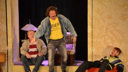 Bild: dob
Noch sind sie in Übung, aber bald fallen die Hüllen. Bei der Ladies Night in der Stadthalle kreischten die Frauen angesichts der gezeigten Striptease-Show.