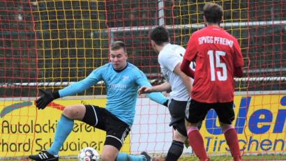 Bild: btg
Torjäger mit Auge: Grafenwöhrs Patryk Bytomski (Mitte) brachte die SV Grafenwöhr gegen Pfreimds Keeper Michael Herrmann (links) und bedrängt von Maximilian Brunner mit 1:0 in Führung.