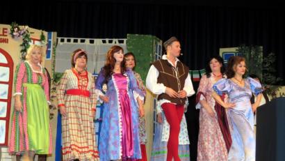 Bild: ubb
Das Musiktheater an der Kreismusikschule durfte sich freuen: In diesem Jahr wurde es bereits von Förderverein "MuT" gefördert. Und auch bei den kommenden Aktivitäten und Aufführungen will "MuT" dem Ensemble finanziell zur Seite stehen.