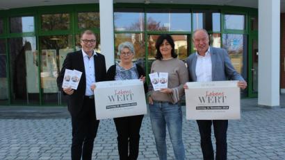 Bild: Thomas Wiedenbauer 
Die Organisatoren und Akteure der Aktion (von links): Moderator Martin Meier, Johanna Fruth von der Dorfgemeinschaft Moos, die die Verpflegung übernimmt, Monika Paintner und Bürgermeister Roland Strehl.