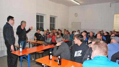 Bild: sche
Die Floriansjünger der Gemeinde Freudenberg eignen sich Wissen zum Verhalten bei Flächenbränden an. Es informieren (von links) Kreisbrandmeister Armin Daubenmerkl und Norbert Weiß, Kommandant der FFW Immenstetten.