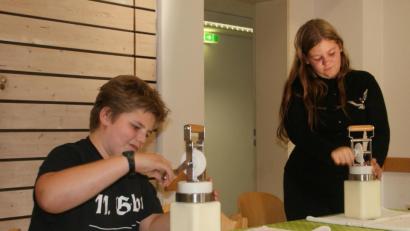 Bild: agr
Die Kinder hatten viel Spaß am Ausbuttern.