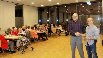Bild: njn
Projektleiter Roland Lochner (links) beim Lichtbildervortrag mit Siegfried Steinkohl (rechts).