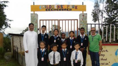 Bild: rn
Hans Rupprecht (rechts) mit einem Teil der Schulgeld-Patenkinder vor dem "Childrens's Park Eschenbach" im Nagaland.