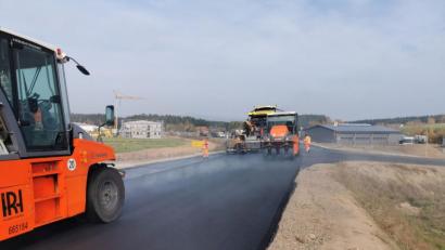 Bild: gz
Zügig bringt die Teermaschine den Aspahlt auf und die Walzen erledigen den Rest.