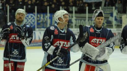 Bild: gb
Am Freitag (Szene) freuten sich die Blue Devils (von links Ralf Herbst, Chase Clayton und Daniel Filimonow) über den 3:2-Sieg nach Penaltyschießen gegen die Starbulls Rosenheim. Am Sonntag legten die Weidener in Höchstadt einen 5:2-Erfolg nach.