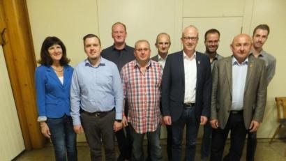 Bild: ibj
Den Hahnbacher CSU-Gemeinderatskandidaten Martin und Florian Weiß (ab Zweiter von links), Josef Kotz (Fünfter von links) und Georg Götz (Zweiter von rechts) gratulierten FU-Vorsitzende Evi Höllerer (links) sowie JU-Vorsitzender Julian Schall, stellvertretender CSU-Vorsitzender Florian Rauch, Bürgermeister Bernhard Lindner und stellvertretender CSU-Vorsitzender Markus Graf (Erster, Dritter, Vierter und Sechster von rechts).