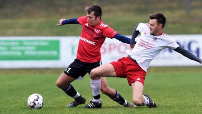 Bild: btg
Synchrongrätschen um den Ball zwischen Kirchenthumbachs Manuel Fraunholz (links.) und Kilian Raab von der SpVgg Vohenstrauß. Der Spitzenreiter der Kreisliga Nord behauptete sich im Topspiel klar mit 4:1.