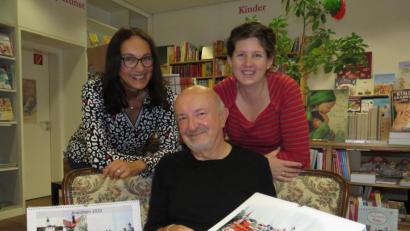 Bild: ubb
Aquarellmaler Rudolf Jäger präsentierte in diesen Tagen seinen neuen Kunstkalender. Die Buchhändlerinnen, Annette Helgert und Stefanie Teicher (von links) von der Buchhandlung Rode freuen sich wieder auf viele Abnehmer des schönen Kalendariums.