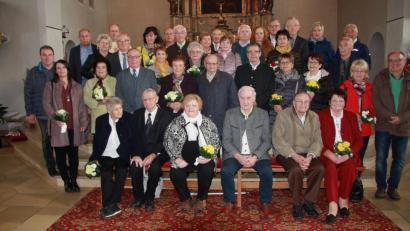 Bild: wro
In der Kirche stellten sich die Ehejubilare zum Erinnerungsfoto auf. Verbunden war der Tag mit einem Kirchenzug und einem anschließenden Gottesdienst. Nach der Messe wurde im Pfarrzentrum gemeinsam gefeiert.