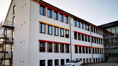 Bild: Thomas Dobler
Bei der laufenden Schulsanierung wurde der erste Bauabschnitt, der A-Bau, in den letzten Tagen abgeschlossen. In den Ferien erfolgten die letzten Arbeiten.