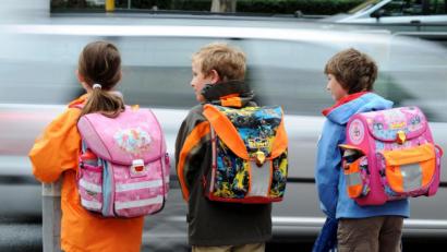 Bild: Arne Dedert/dpa
Manchmal ist es nicht einfach, die Straße zu überqueren. Autofahrer sollten auf Schulkinder nun wieder besondere Rücksicht nehmen.
