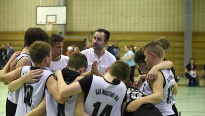 Bild: Tobias Schwarzmeier
Ein emotionaler Moment für die U-14-Spieler der DJK Neustadt/WN und ein Meilenstein in der Jugendarbeit des Vereins. Die Mannschaft von Leistungszentrum-Koordinator Gabi Ionescu (Mitte) mischt die Landesliga mit Teams der Bundesligastandorte auf und wird etwas unglücklich Vizemeister. Am Wochenende treten U-14- und U-16-Teams beim Top-Turnier des Post SV Nürnberg an, die weibliche U 14 beim Weidener Hering-Cup.