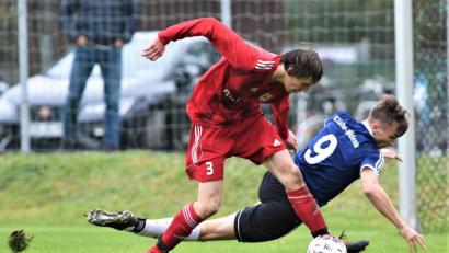 Bild: btg
Ausgerutscht sind in der Bezirksliga Nord der SC Luhe-Wildenau und Nico Argauer (hinten). Gegen den SV Hahnbach (im Bild Luis Rösch) unterlag der Spitzenreiter mit 2:3.