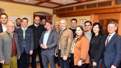 Bild: exb/CSU
Bei der Tagung in Windischeschenbach fordert die Bundeswahlkreiskonferenz der CSU nochmals nachdrücklich den Verlauf des Süd-Ost-Links entlang der A93.