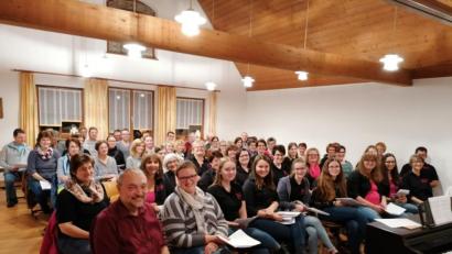 Bild: exb/Anita Forster
Der Workshop mit Pater Norbert Becker und Martha Zeilhofer (vorne von links) war ein Volltreffer im Jubiläumsjahr des Dieterskirchner Chores „Ganz & Gar“.