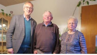 Bild: Verena Sägenschnitter
Den Spruch „Sag es mit Blumen“ beherzigte Rudolf Kuhn (Mitte) zum 50. Ehejubiläum. Seine Frau Erika bekam einen großen Strauß mit roten Rosen geschenkt. Bürgermeister Franz Mädler (links) gratulierte im Namen der Gemeinde Ursensollen.