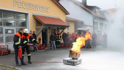 Bild: pi
Georgenbergs stellvertretender Kommandant Oswald Hamann (Zweiter von links) zeigt, wie ein Feuerlöscher funktioniert.