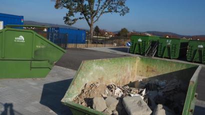 Bild: bl
Schlammige Zeiten sind im Pfreimder Recyclinghof endgültig vorbei. Mit einem satten Zuschuss vom Landkreis wurde die Anlage neu konzipiert, das Umfeld gepflastert.