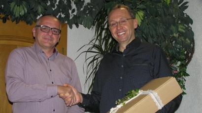 Bild: öt
Pullenreuths Bürgermeister Hubert Kraus (links) dankte Oberarzt Dr. Tobias Schindler (rechts) mit einem edlen Tropfen für den interessanten Vortrag zum Thema „Trau dich – keine Angst vor Notfällen“.