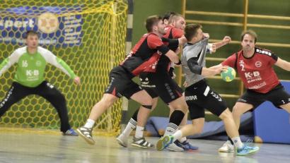 Bild: Hubert Ziegler
Vor den Augen des bravourös haltenden Sulzbacher Torhüters Martin Feldbauer (links hinten) bearbeiten die HCS-Rückraumspieler Jonas Rohrbach, Adrian Meta und Johannes Luber (von links) und ziehen dem ballführenden Erlanger Lukas Stübinger (Mitte) das Trikot über die Nase.