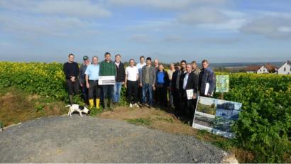 Bild: exb
Die Teilnehmer der Feldbegehung anlässlich des "boden:ständig"-Projekts in Kondrau zusammen mit Bürgermeister Bernd Sommer (Mitte).