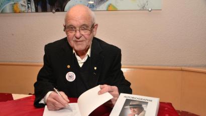 Bild: bey
Siegbert Köhler, auch genannt "Gummi-Siegi" signiert auf Wunsch seine Autobiografie.