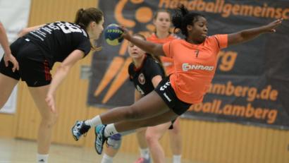 Bild: Andreas Brückmann
So gut wie nicht zu stoppen war Jessi Thomas (rechts), die 15 der 27 Amberger Treffer im Spiel gegen den TV Erlangen-Bruck erzielte. Die 27 Tore reichten allerdings nicht zum ersten Saisonsieg in der Handball-Bezirksoberliga.