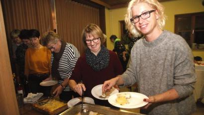 Bild: Hirsch
Die Gäste ließen sich das biblische Fünf-Gänge-Menü schmecken, das ihnen Edeltraud Ziegler (Zweite von rechts) am Reformationstag servierte.