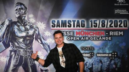 Bild: Felix Hörhager/dpa
Andreas Gabalier steht vor einem Plakat seines Fan-Festivals.