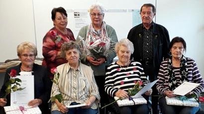 Bild: R.Kreuzer
Die Ehrungen übergeben (hinten, von links) Paula Fischer, Ingrid Sittl und Wilhelm Moser.