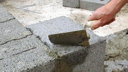 Symbolbild: Karin Wilck
Im Bauhauptgewerbe ist die Tariflandschaft in Bewegung. Die Industriegewerkschaft Bauen-Agrar-Umwelt rüstet sich für die Verhandlungsrunden im kommenden Jahr.