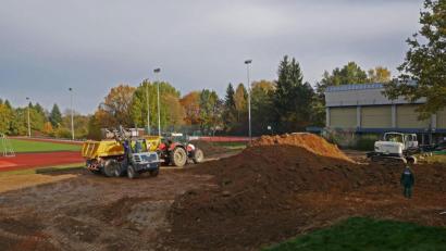 Bild: tr
Die Erdarbeiten für den neuen Allwetterplatz haben bereits begonnen. Auf dem alten Allwetterplatz (hinten, Mitte) kommt später die neue Dreifachturnhalle. So lange wird noch die alte Halle (hinten, rechts) genutzt.