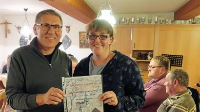 Bild: bsc
Schirmherr Oskar Schuster (links) freut sich zusammen mit der Vorsitzenden Ramona Bauer (rechts), auf die erste Kreisschau des Kleintierzuchtvereins Friedenfels. Für die Gestaltung der Titelseite des Ausstellungskatalogs bekamen sie bei der Abschlussbesprechung viel Lob von den Mitgliedern.