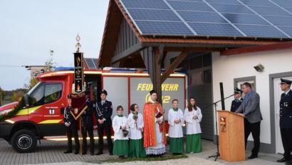 Bild: bö
Alles neu! Das Feuerwehrgerätehaus wurde angebaut und darin steht jetzt ein nagelneues Mittleres Löschfahrzeug. Pfarrer Hans-Jürgen Zeitler sprach dazu den kirchlichen Segen. Von rechts: FFW-Vorsitzender Markus Weigert, Bürgermeister Florian Junkes und Kommandant Andreas Pollinger.