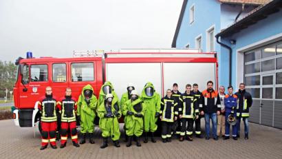 Bild: jma
Oft kommen Gefahrgut-Einsätze nicht vor, dennoch müssen Feuerwehren stets dafür gewappnet sein. Zwölf Kameraden der Pressather, Eschenbacher, Kohlberger und Weiherhammerer Wehr nehmen deshalb an einer Chemikalienschutzanzüge-Ausbildung teil.