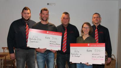 Bild: pi
Über jeweils 500 Euro freuen sich Anja Thalhauser für die Kindertagesstätte und Christoph Böhmler für die Nachwuchsarbeit der DJK Neukirchen.